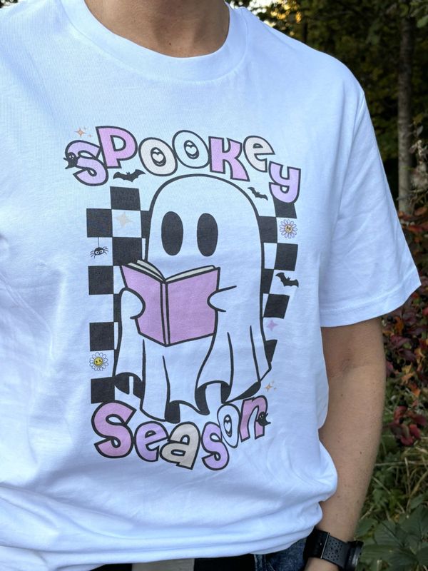 T-SKJORTE – Spooky Season – Medium Fit – Festligetrykk