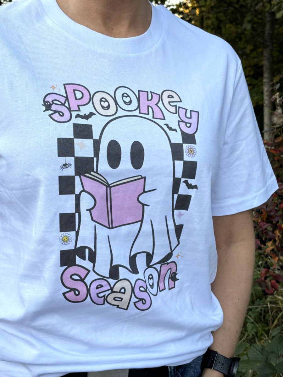T-SKJORTE – Spooky Season – Medium Fit – Festligetrykk