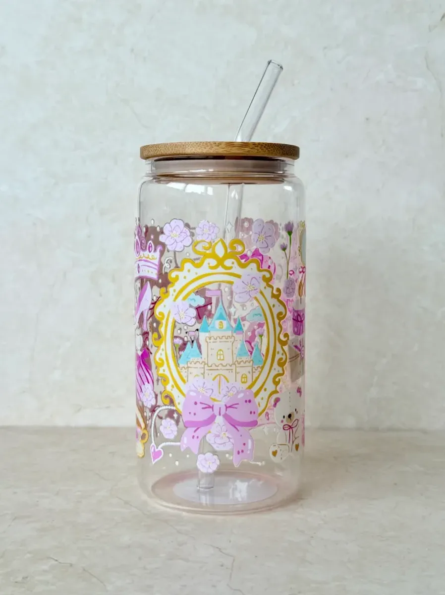 DRIKKEGLASS MED LOKK OG SUGERØR – Prinsesseslott – The Cute Cloud