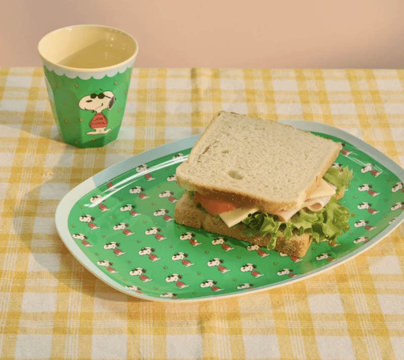 MEDIUM KOPP  – Grønn Snoopy Print – Rice x Peanuts