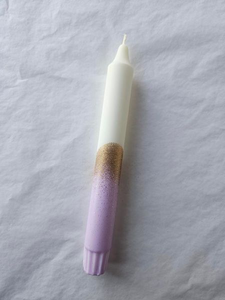 Hovedbilde HÅNDLAGET STEARINLYS – Hvitt og Lilla med gullglitter ...