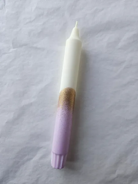 Hovedbilde HÅNDLAGET STEARINLYS – Hvitt og Lilla med gullglitter ...