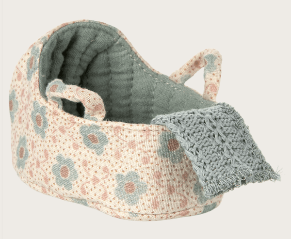 Hovedbilde BÆREBAG – Baby Mus – Blå – Maileg