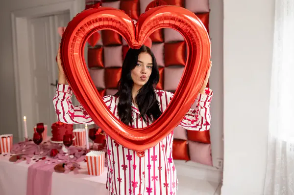 Hovedbilde FOLIEBALLONG – Hjerteramme rød – PartyDeco