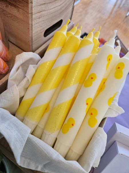 Hovedbilde HÅNDLAGET STEARINLYS – Hvit & gul spiral med glitter ...