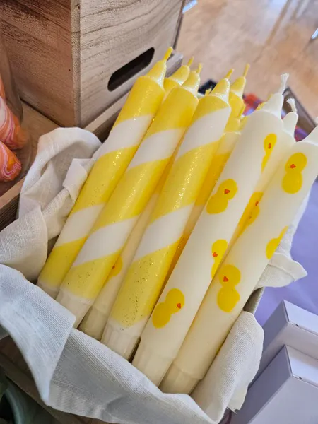 Hovedbilde HÅNDLAGET STEARINLYS – Hvit & gul spiral med glitter ...