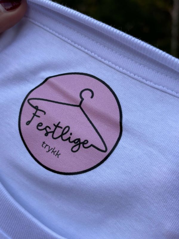 T-SKJORTE – It’s the Season – Medium Fit – Festligetrykk
