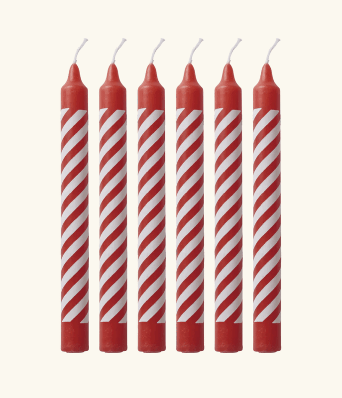 SMÅ STEARINLYS – røde med candy stripes – 12 pk – Rice