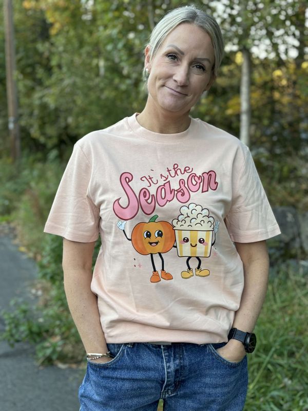 T-SKJORTE – It’s the Season – Medium Fit – Festligetrykk