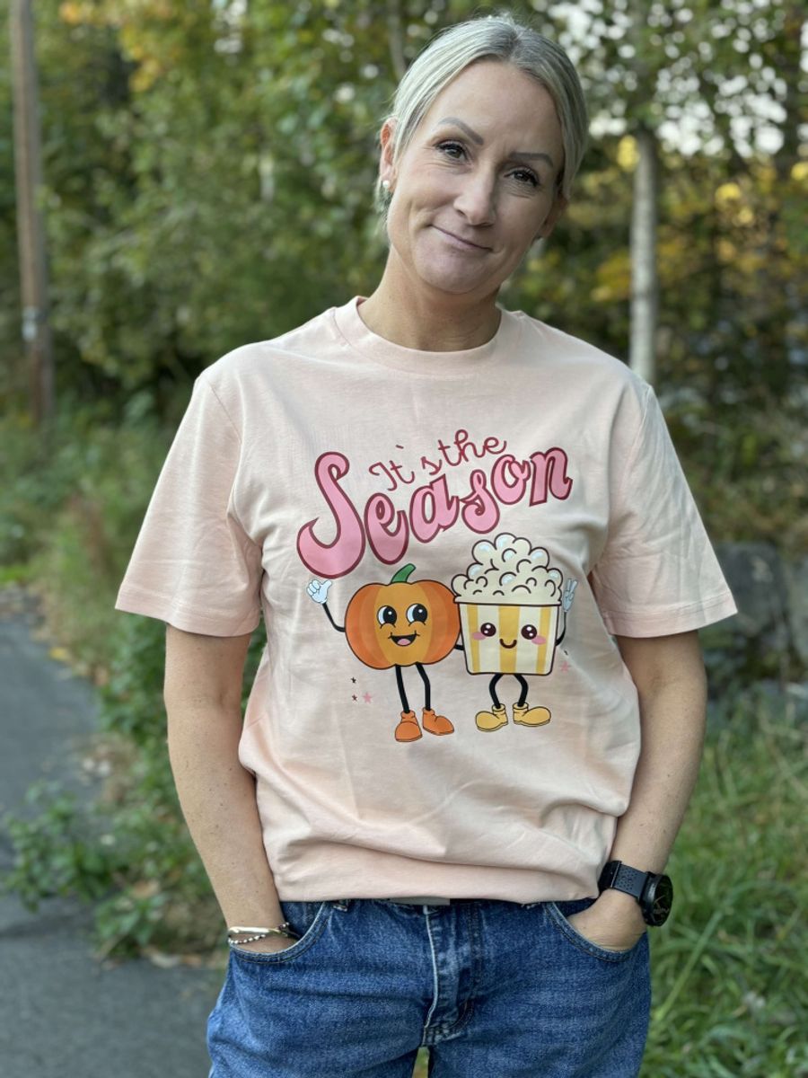 T-SKJORTE – It’s the Season – Medium Fit – Festligetrykk