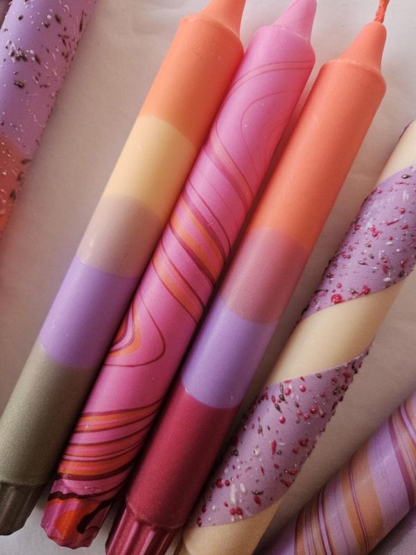 HÅNDLAGET STEARINLYS – Lilla & hvit spiral – Mrs. Miccio