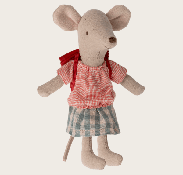 Hovedbilde STORESØSTER-MUS – Rød topp og sekk – Maileg