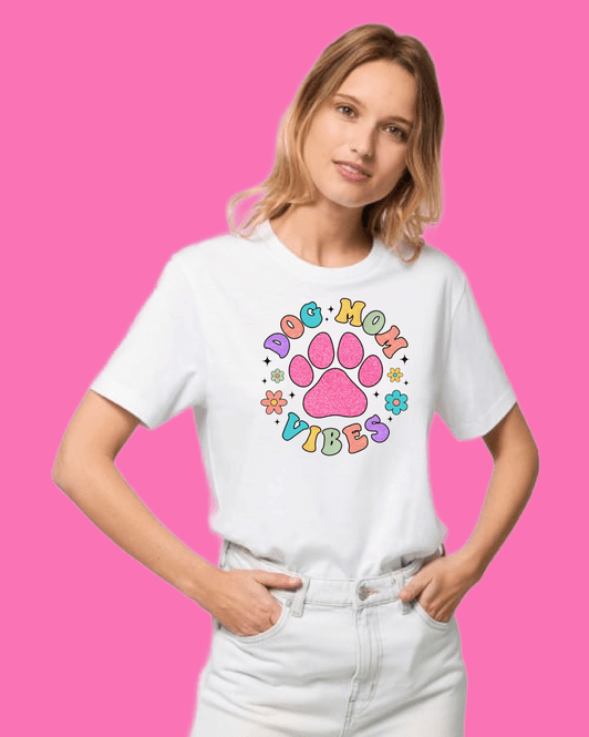 Hovedbilde T-SKJORTE – Dog Mom Vibes – Festligetrykk