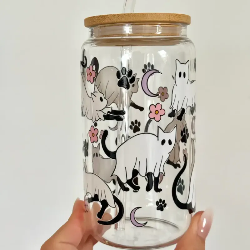 DRIKKEGLASS MED LOKK OG SUGERØR – Spøkelseskatter – The Cute Cloud