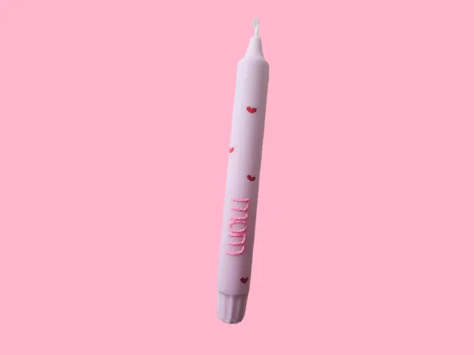 Hovedbilde HÅNDLAGET STEARINLYS – Mom – Rosa med hjerter ...