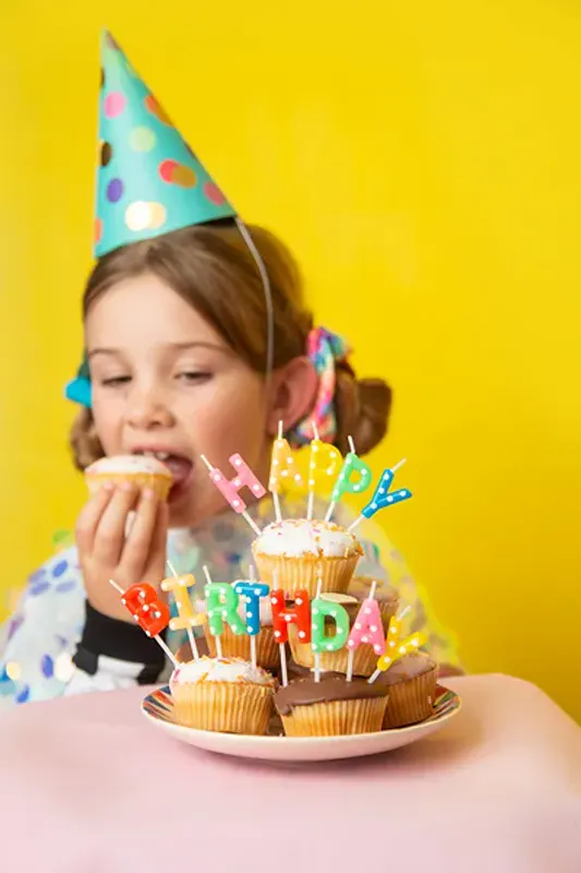 PARTYHATTER – Fargerike prikker – 6 pk – PartyDeco