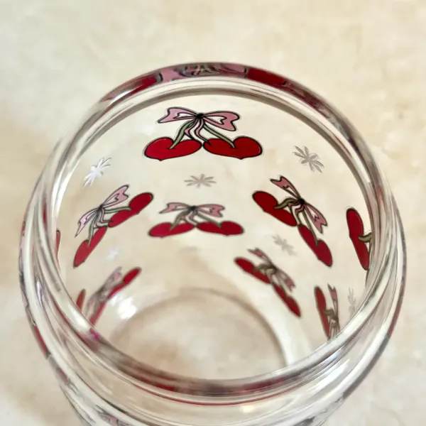 Hovedbilde DRIKKEGLASS MED LOKK OG SUGERØR – Kirsebær & Hjerter ...