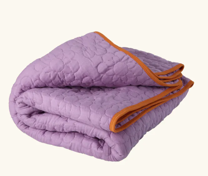 Hovedbilde QUILT TEPPE – Lilla blomster – Rice